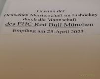 Im Rahmen eines Empfangs bei OB Dieter Reiter nach dem Gewinn der Deutschen Meisterschaft trägt sich die Mannschaft des EHC Red Bull München in das Große Gästebuch der Stadt München ein.