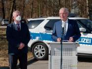 Bayerns Innenminister Joachim Herrmann startet Lkw-Konvoi mit EDV und Büroausstattung der Bayerischen Polizei