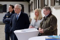 Bayerns Innenminister Joachim Herrmann, Karin Baumüller-Söder und Staatssekretär a.D. Gerhard Eck besuchen Polizei-Reiterstaffel in München