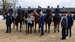 Bayerns Innenminister Joachim Herrmann, Karin Baumüller-Söder und Staatssekretär a.D. Gerhard Eck besuchen Polizei-Reiterstaffel in München