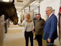 Bayerns Innenminister Joachim Herrmann, Karin Baumüller-Söder und Staatssekretär a.D. Gerhard Eck besuchen Polizei-Reiterstaffel in München