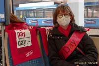 Startsignal für die Aktions-Tram zum Equal Pay Day 2022