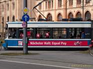 Startsignal für die Aktions-Tram zum Equal Pay Day 2022